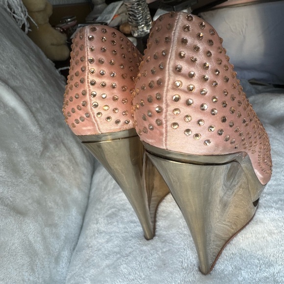 Gold-tone high-heeled shoes with crystal details, ideal for special occasions. - Picture 3 of 8
